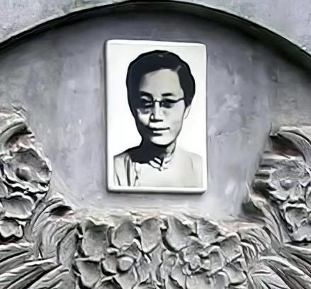 1950年，台湾一名女地下党在宿舍被捕，临走前祈求道：“我一个女人家，总得让我