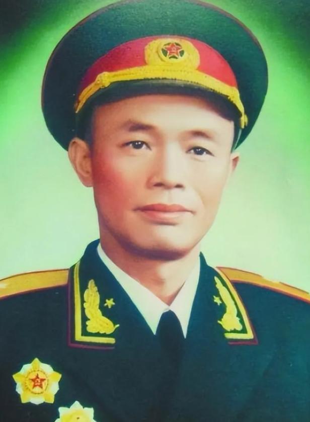 1984年，钟伟病重，黄克诚去看望他，问：“你老家没什么人了吧？”钟伟说：“我儿