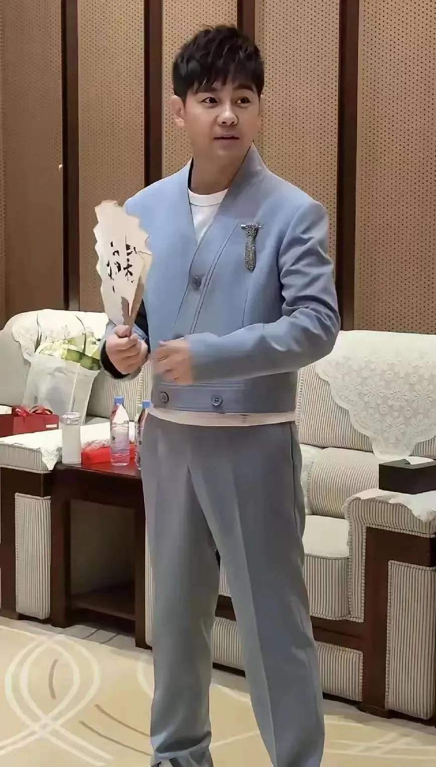 小旋风林志颖已经变成这模样了！林志颖作为很多人心中的不老男神，他最终也没能抵