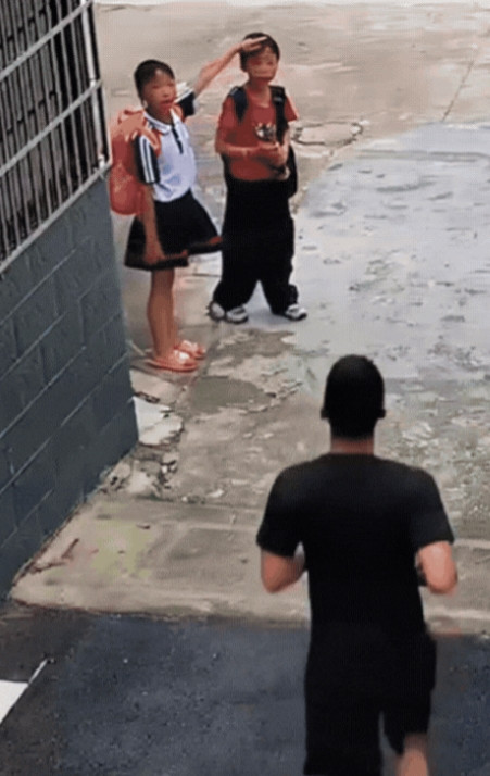 火到人民日报了！江西，2名小学生跑到武警中队求救，哨兵起初以为他们遇到坏人了，没