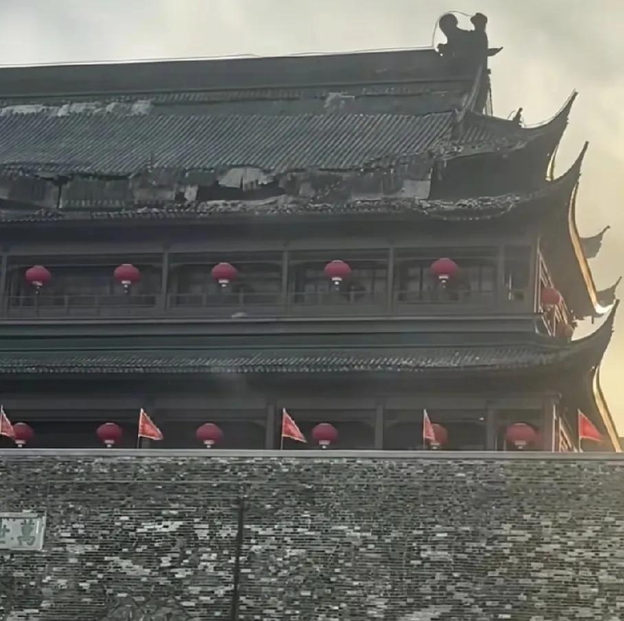 5月19日下午，安徽省滁州市凤阳县的鼓楼出状况啦，顶部瓦片突然坍塌，现场一片狼藉