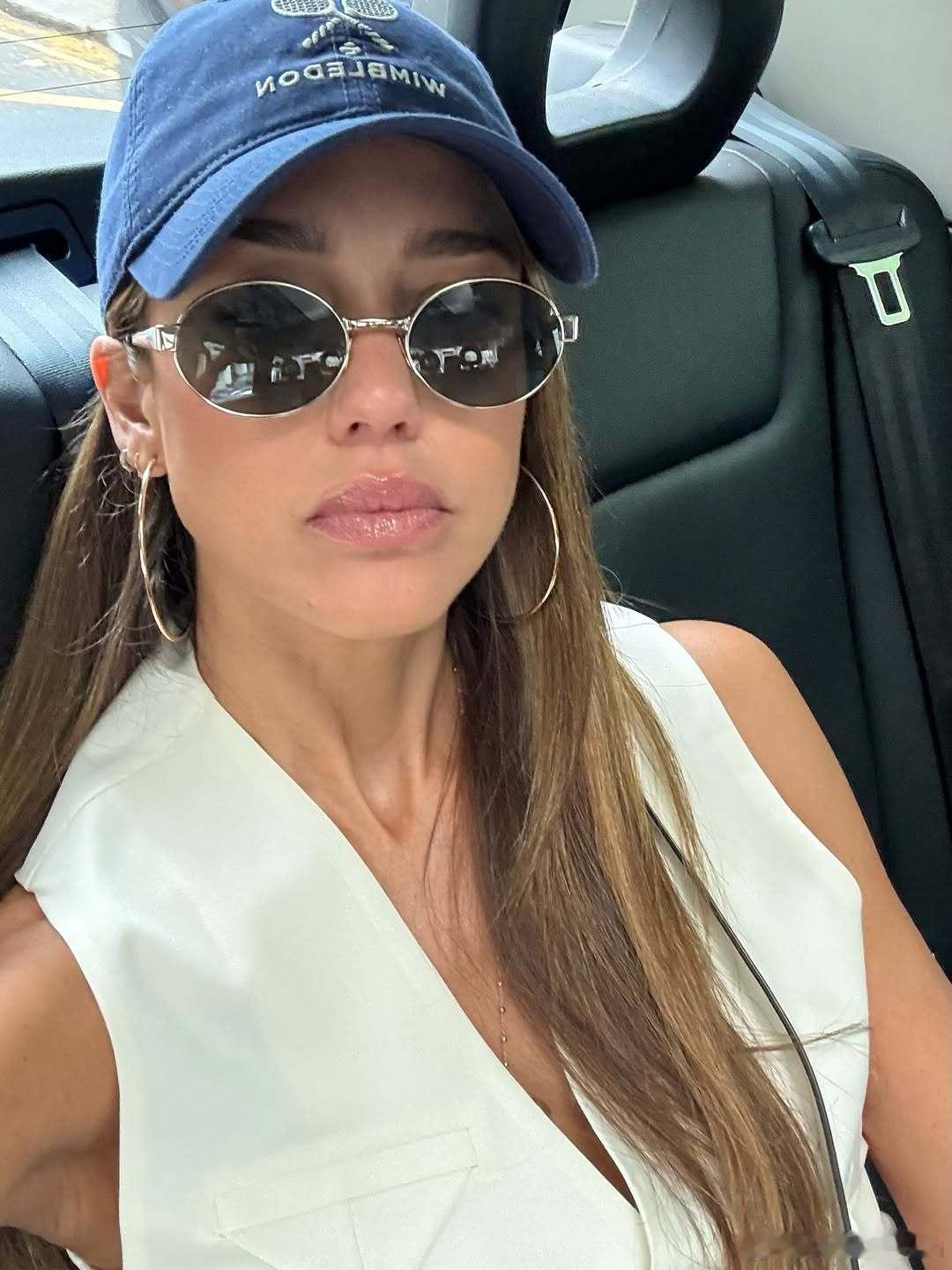 jessicaalba杰西卡阿尔芭分享新私照：40+辣妈的夏日穿搭​
