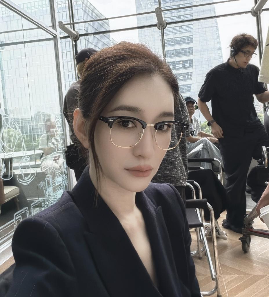 李小冉太紧张了9月14日下午，李小冉更新社交动态，配了两张现场照片，看完文