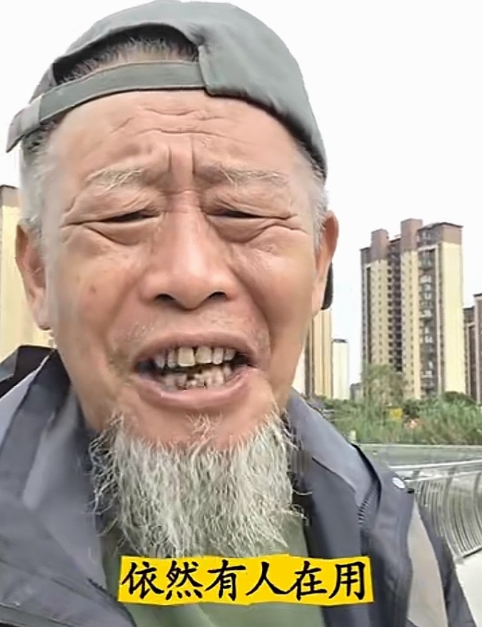 手机为什么不降价反倒越卖越贵不少人发现一个奇怪现象：过去手机发布半年就会降价促销，可如今新机不仅降价