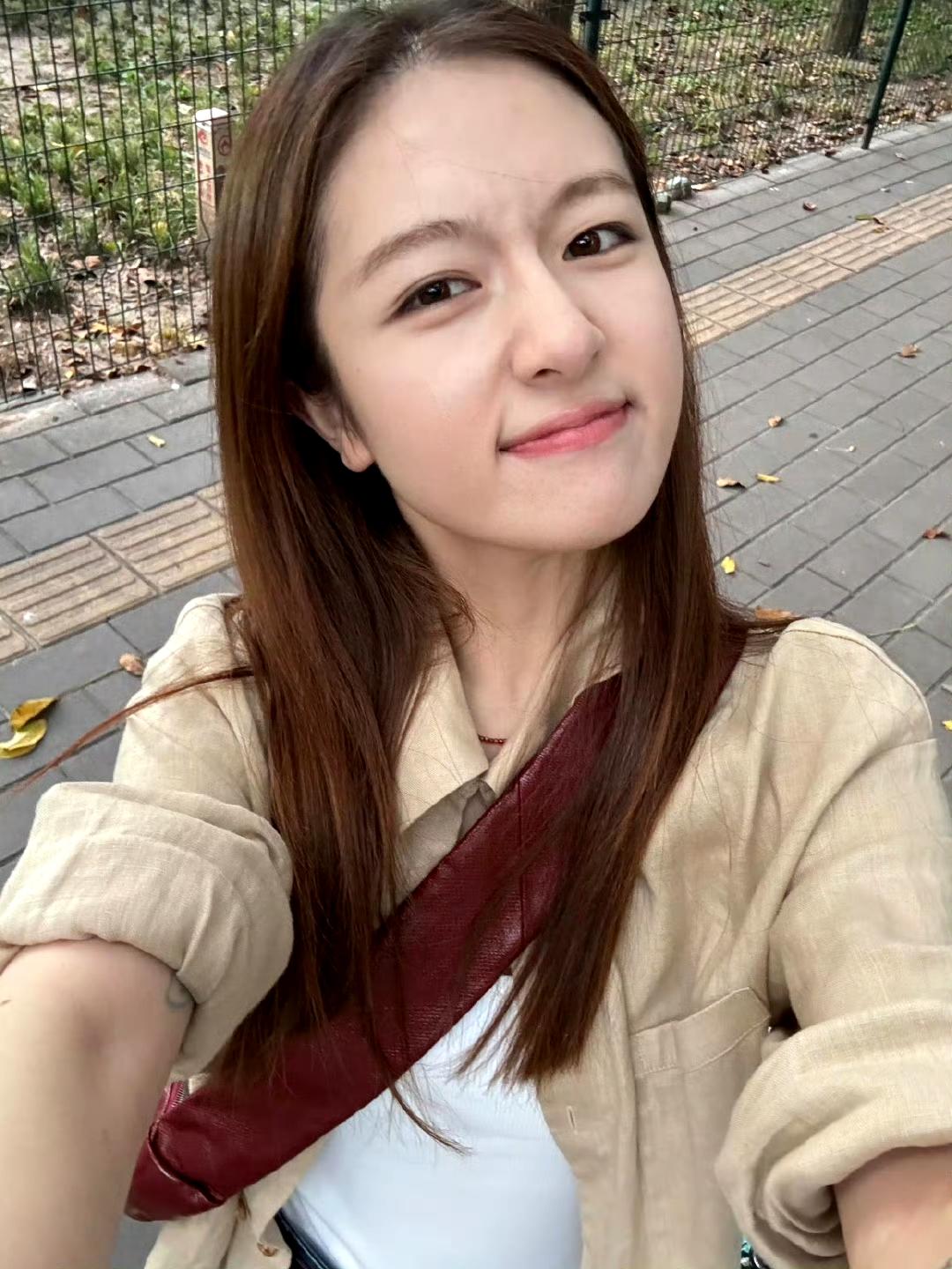 没想到李兰迪居然也有纹身！在我印象中她一直都是乖乖女来着。只能说确实让人