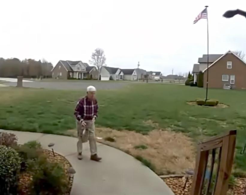 近日，美国田纳西州曼彻斯特一位老人，步履蹒跚，将一份咖啡外卖，送到顾客门口。