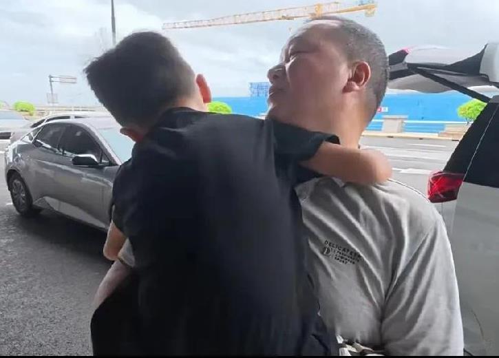 血缘这个东西谁都无法改变秋天爸爸和爷爷送秋天回南京了。秋天和爷爷分别时满眼