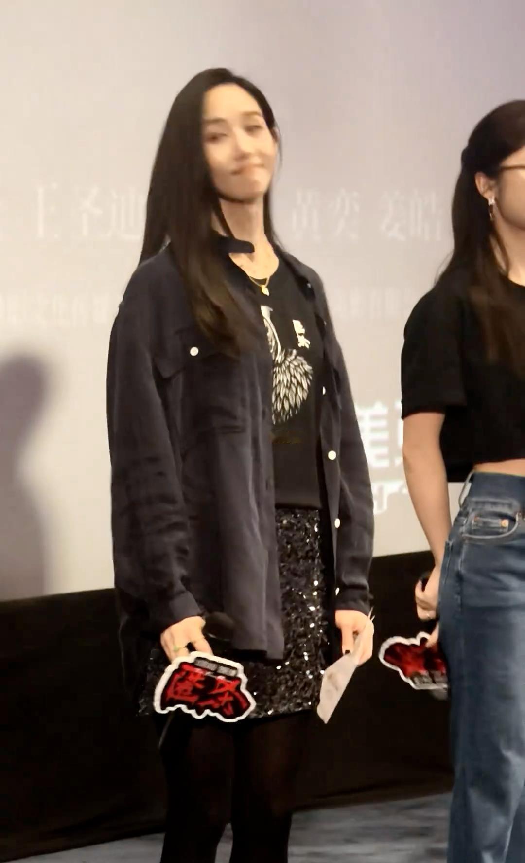 张钧甯，真的太瘦了。刚看完，最爱的是她的妆造，高马尾＋皮风衣外套＋完美的脸型