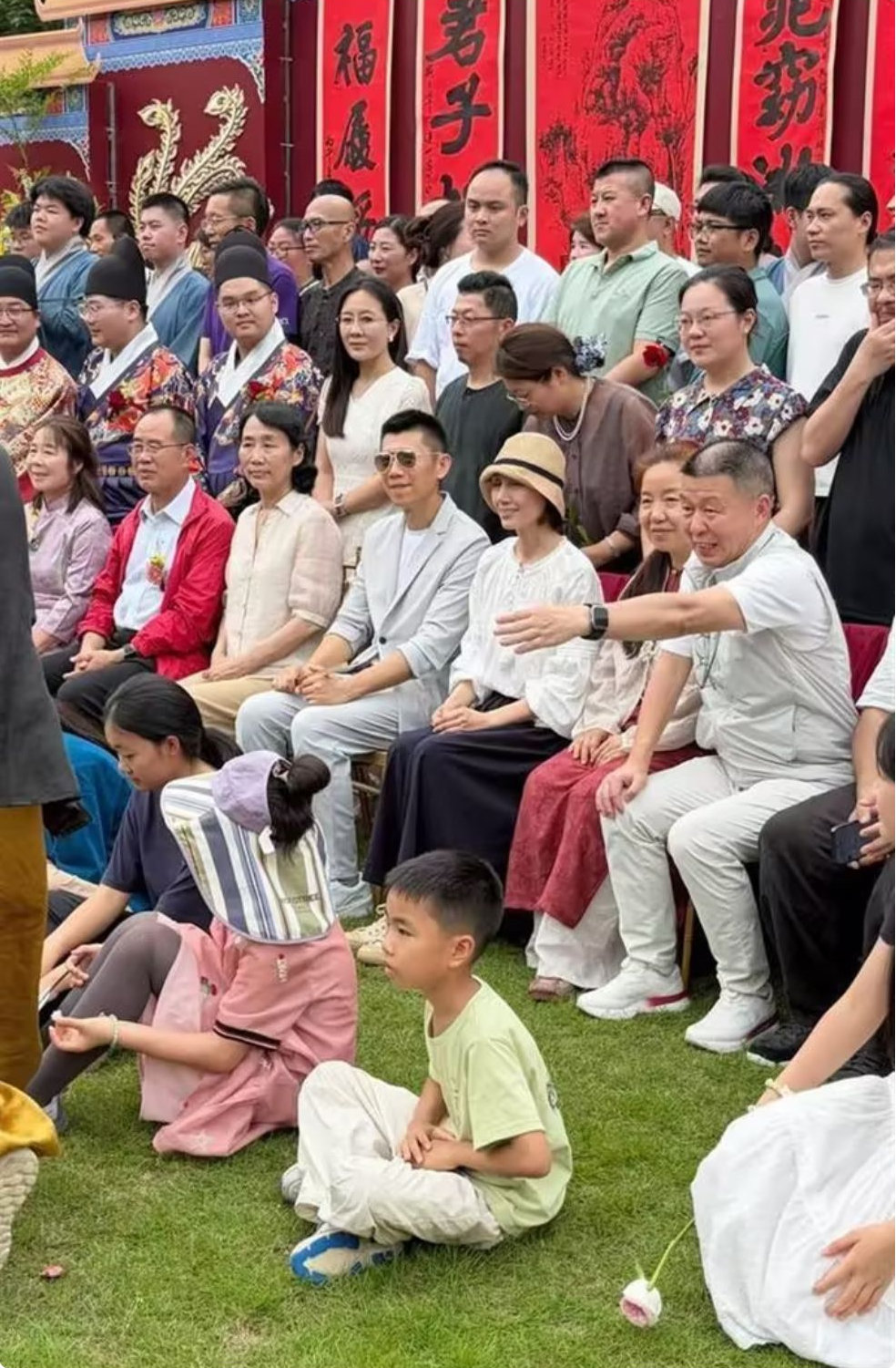 袁泉带老公参加草坪婚礼，她本人素颜很漂亮，50岁夏雨很儒雅