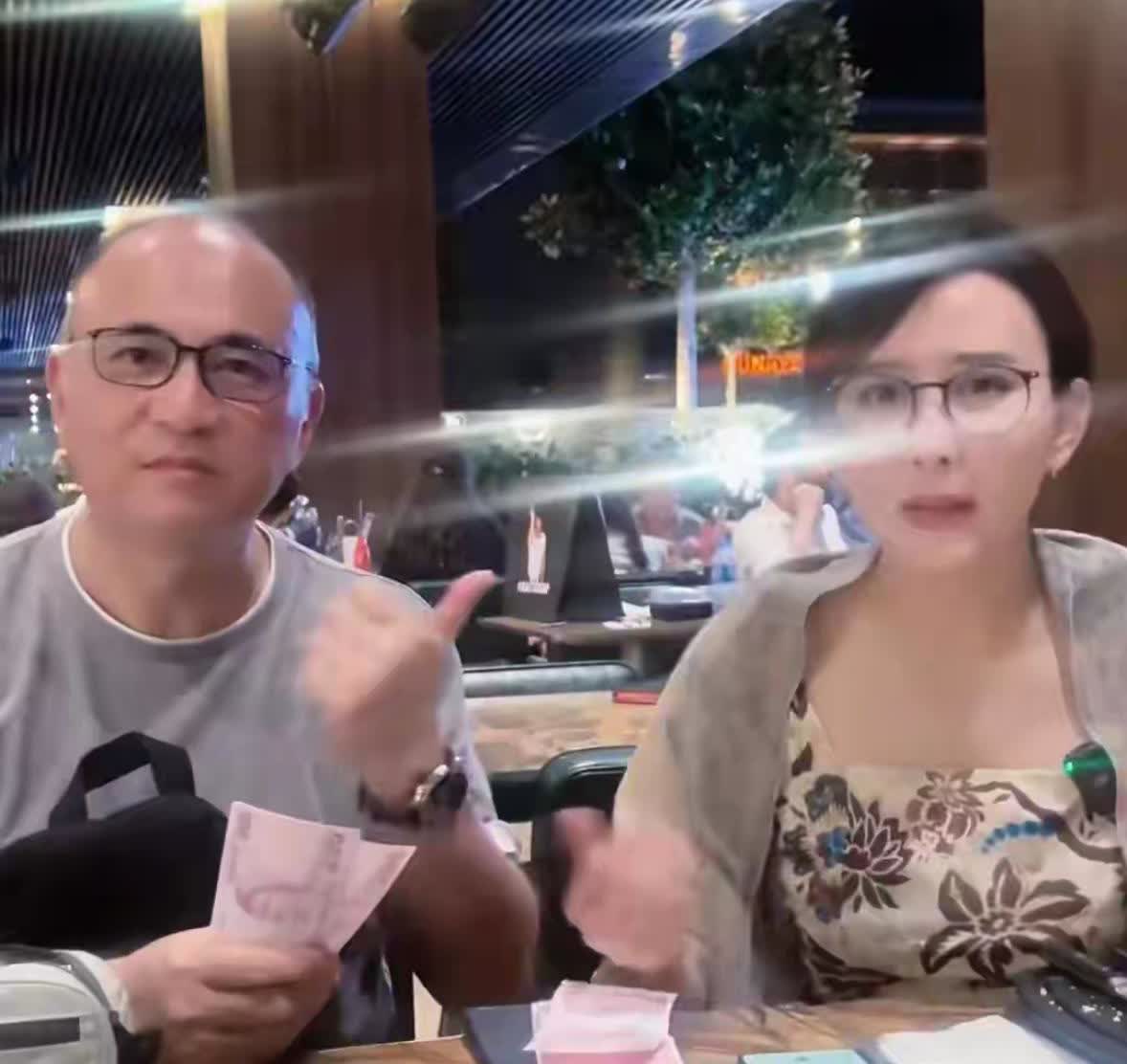 46岁胡静晒吃金箔牛排，四人吃了3000多，和朱兆祥因给小费起争执！！！