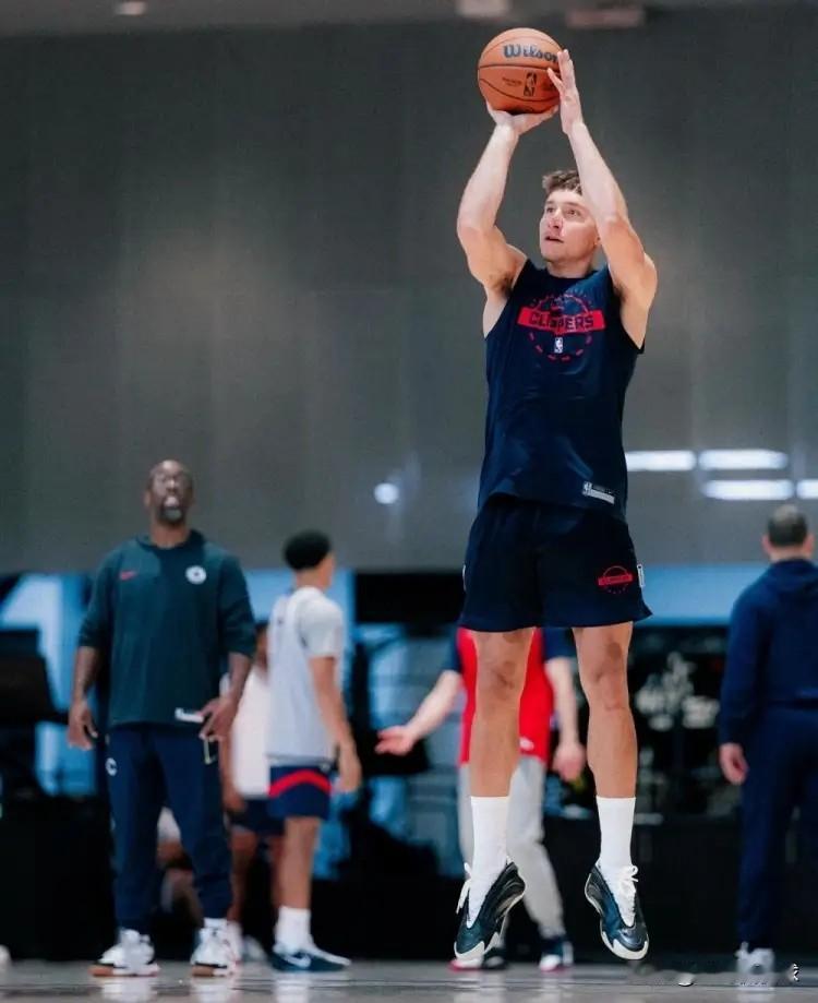 快船终于要拿老将博格丹诺维奇开刀了！今天据美国名记EvanSidery透露，快