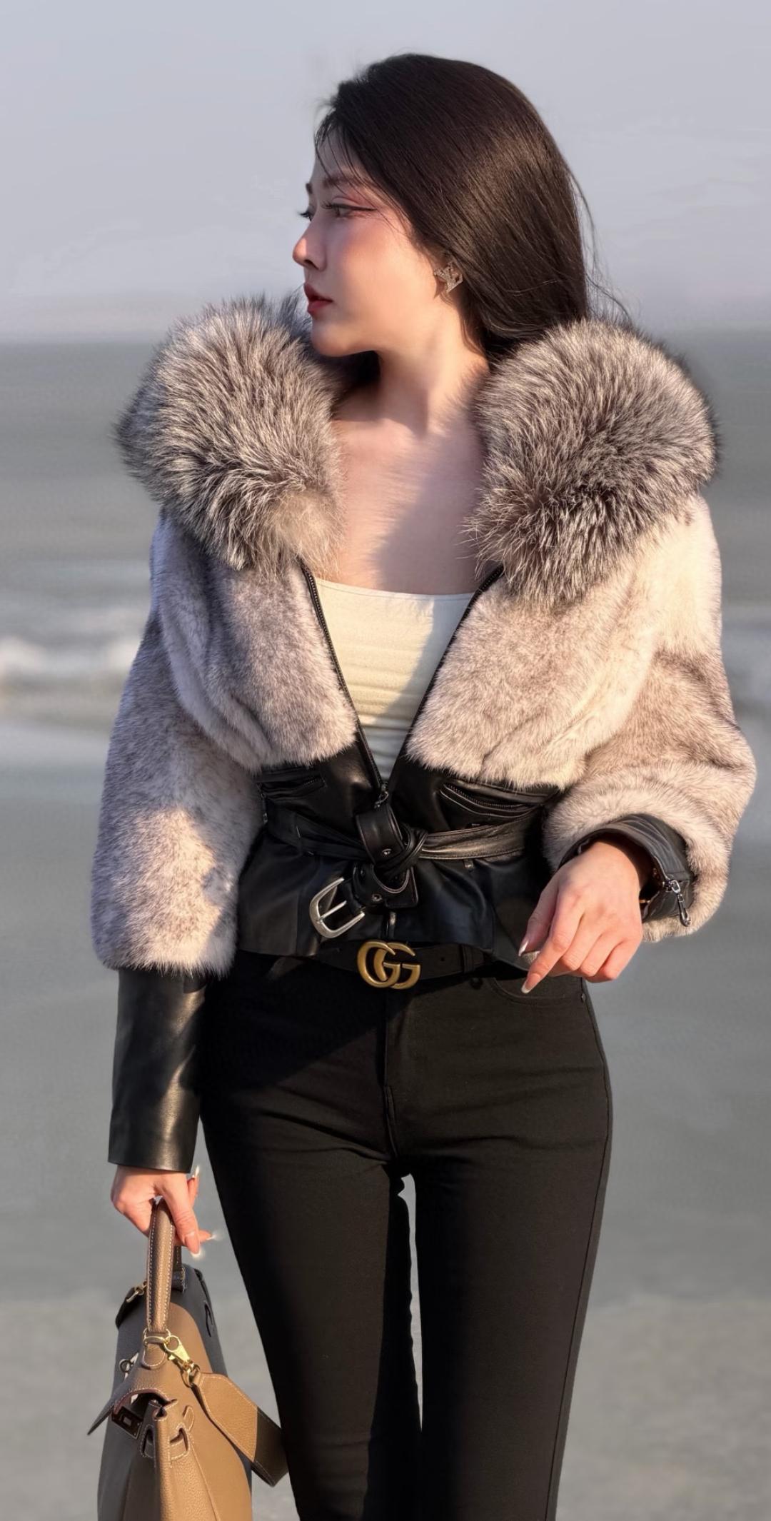 海风拂面，轻裘拂袖。