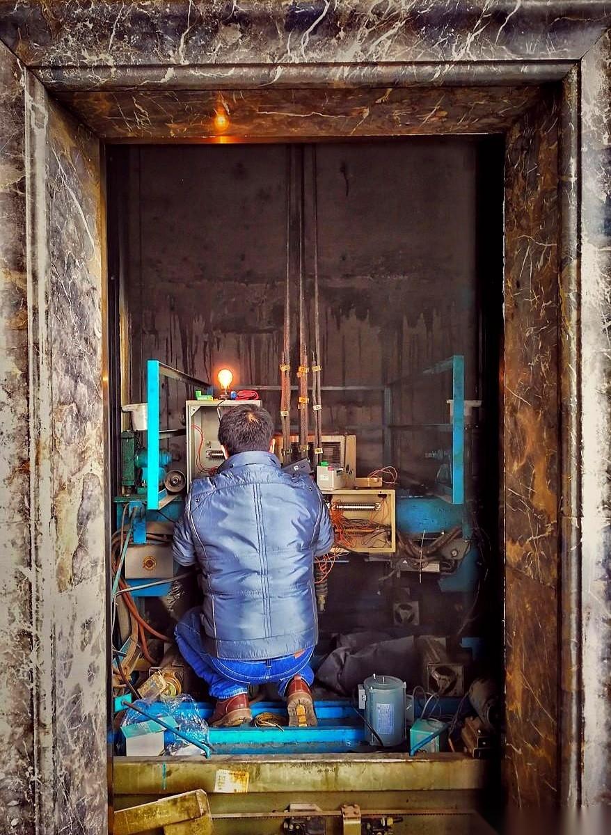 我跟你说个事儿，你可能都不信。就一个路边修电动车、摩托车的小破店，门口居然在排