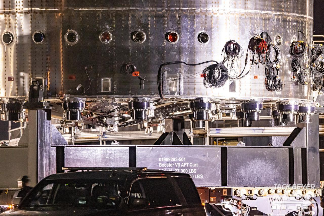 SpaceX星箭工厂今天正式推出首个超重型助推器V3测试原型，编号B18.1（又