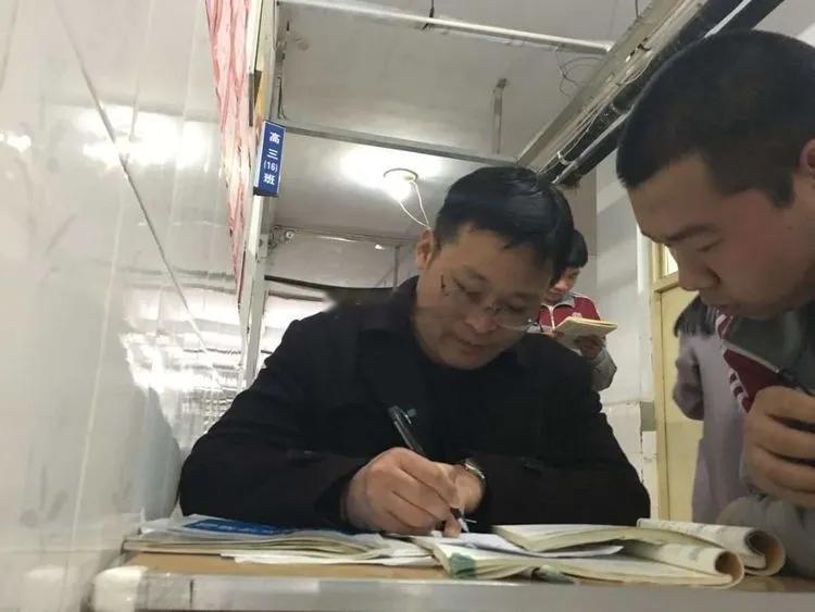 41岁高三班主任心梗离世令人痛心的消息！一名41岁高三班主任突发心梗不幸离世。