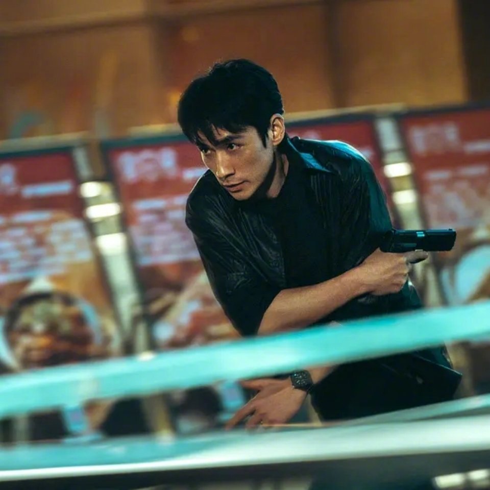 电影惊蛰无声张艺谋也算是发现票房密码了，靠号召力，每年都码一群明星整这样一部流