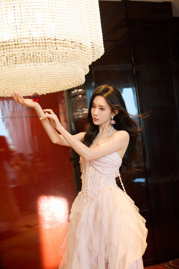 1.孟子义丁禹兮他俩目前都是市场上蛮喜欢用的，🐧也在撮合两人二搭悬疑剧《沉默