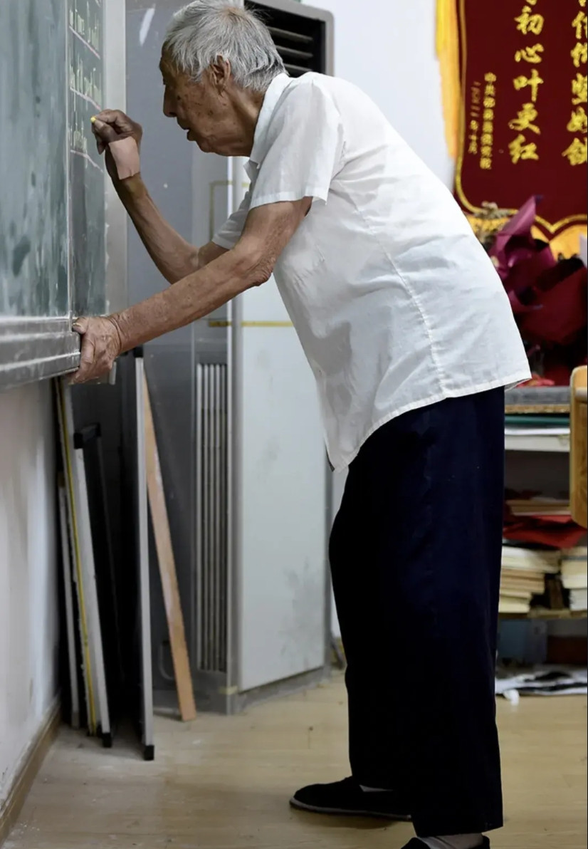 安徽，95岁老师免费给学生补课20年，却接到一个奇怪电话：“叶老师，你还活着呀！
