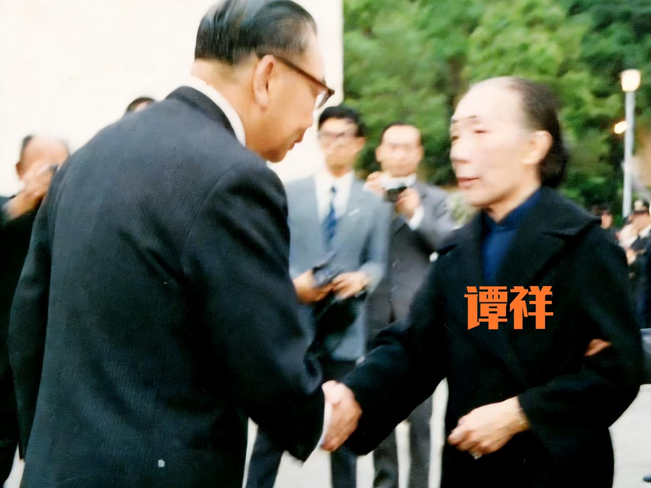 80年代，陈诚夫人谭祥与蒋经国，留下了这张难得一见的合影。镜头里的谭祥身形看上去