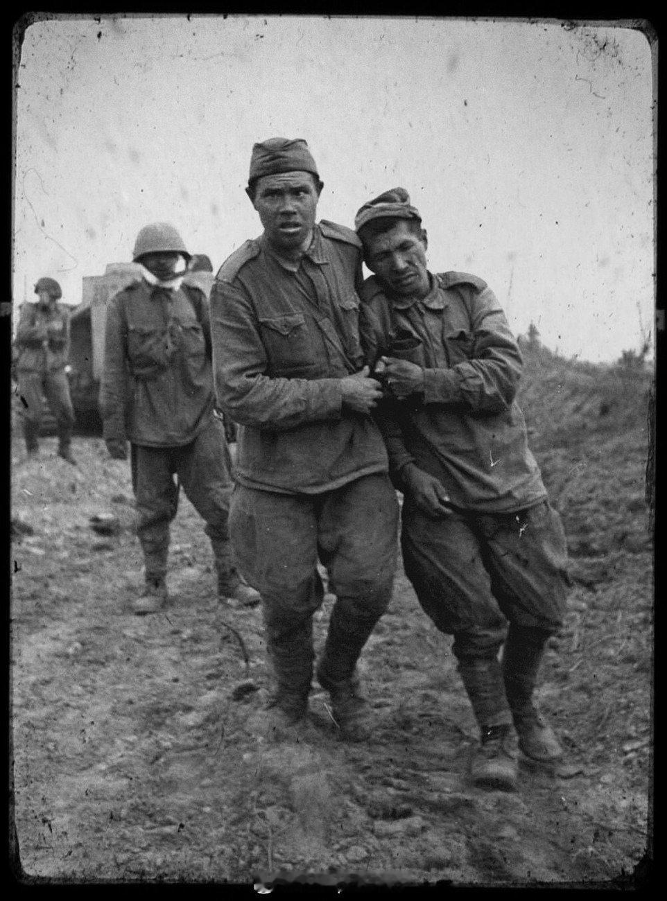 德军战地摄影师于1943年9月15日在拉多加湖附近的姆加村拍摄的战斗