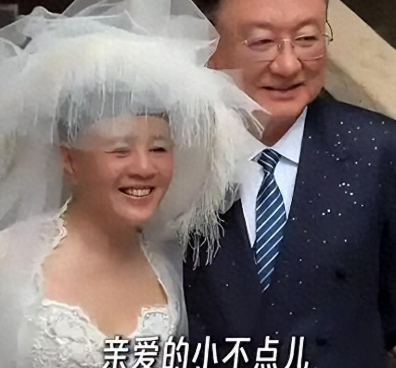 金龟子60岁补拍婚纱照被骂上热搜！蘑菇头被嘲“装嫩”、王宁被嫌“太老”，网友怒怼