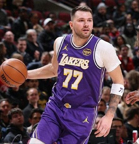 又杀疯了！东契奇46分7篮板11助攻！——全场出战38分钟——投篮25中1