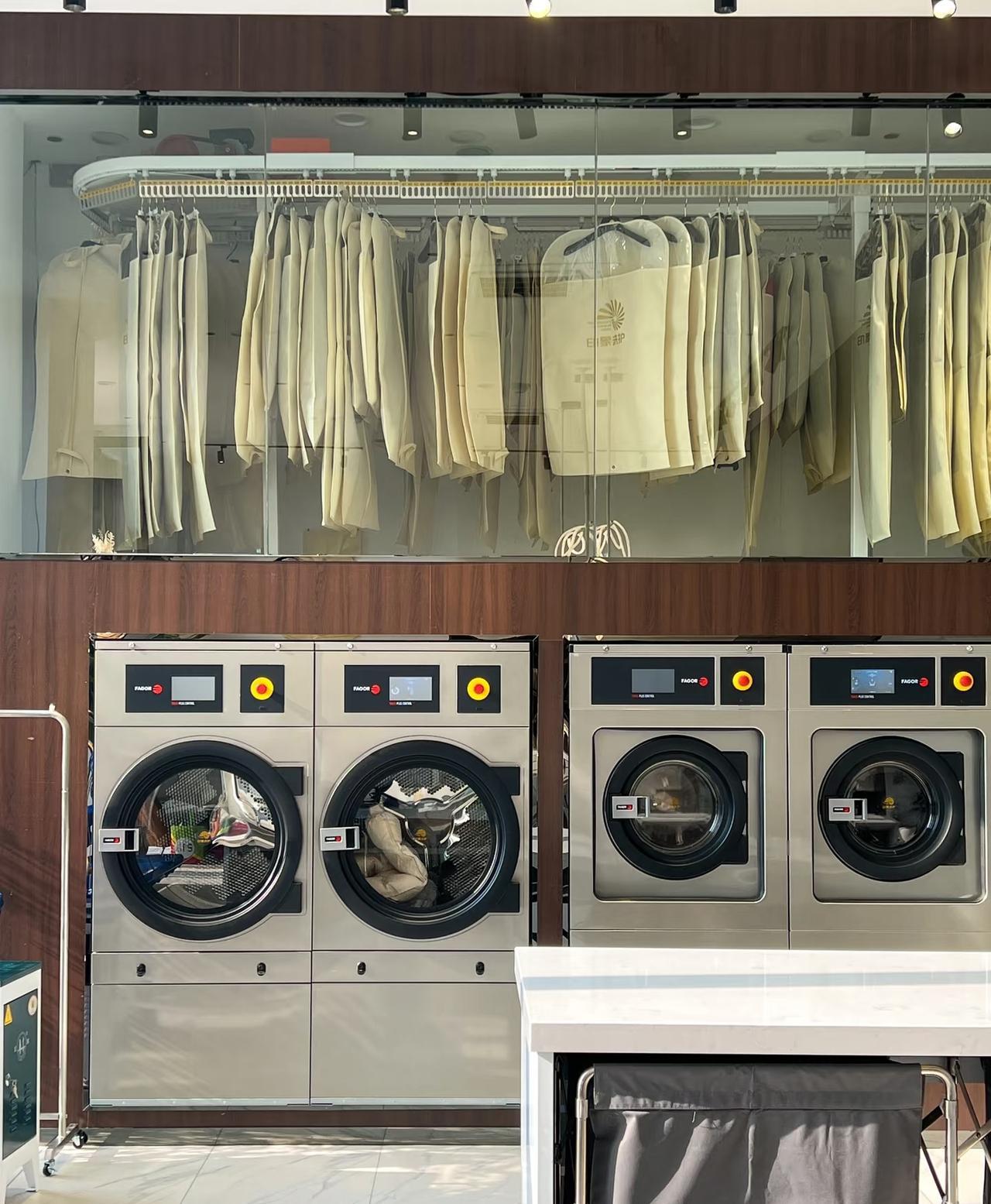 我姑姑家的女儿，她原来在干洗店工作，今天遇到她，她告诉我，她家衣服从来不在干洗店