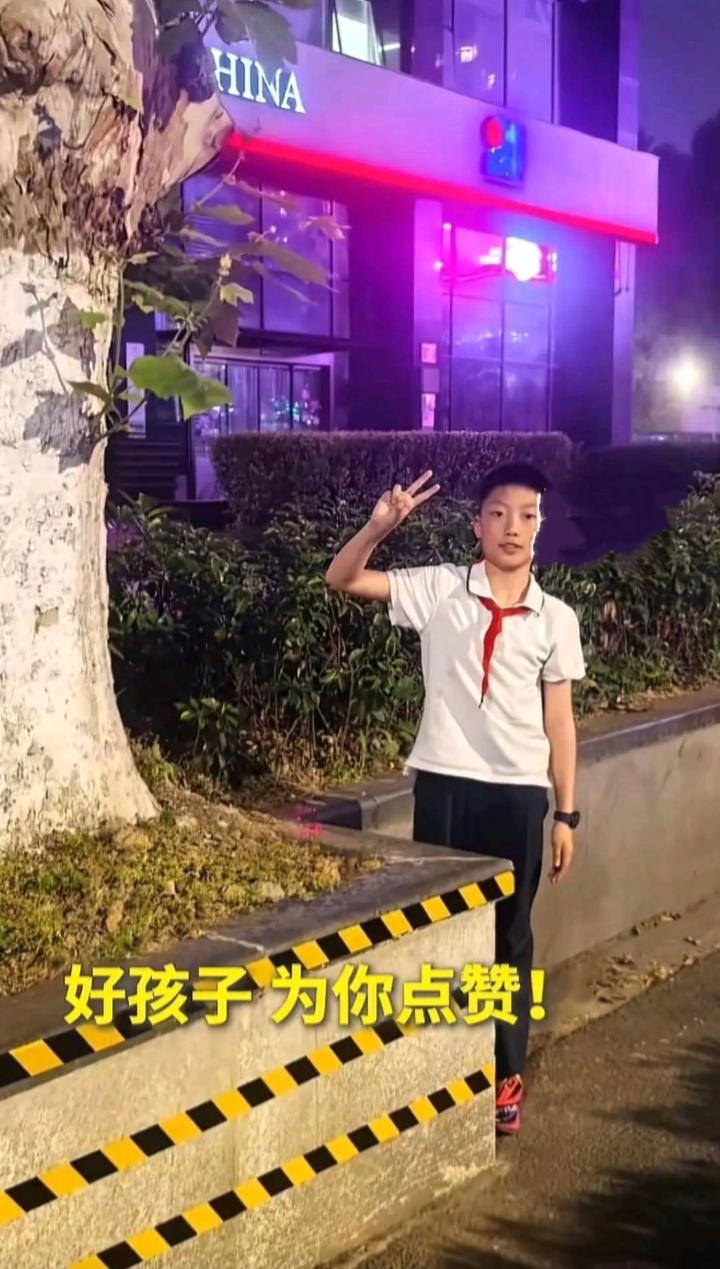 南京一小学生为街边石墩贴反光条被点赞！南京一小学生看见绿化带旁边突出