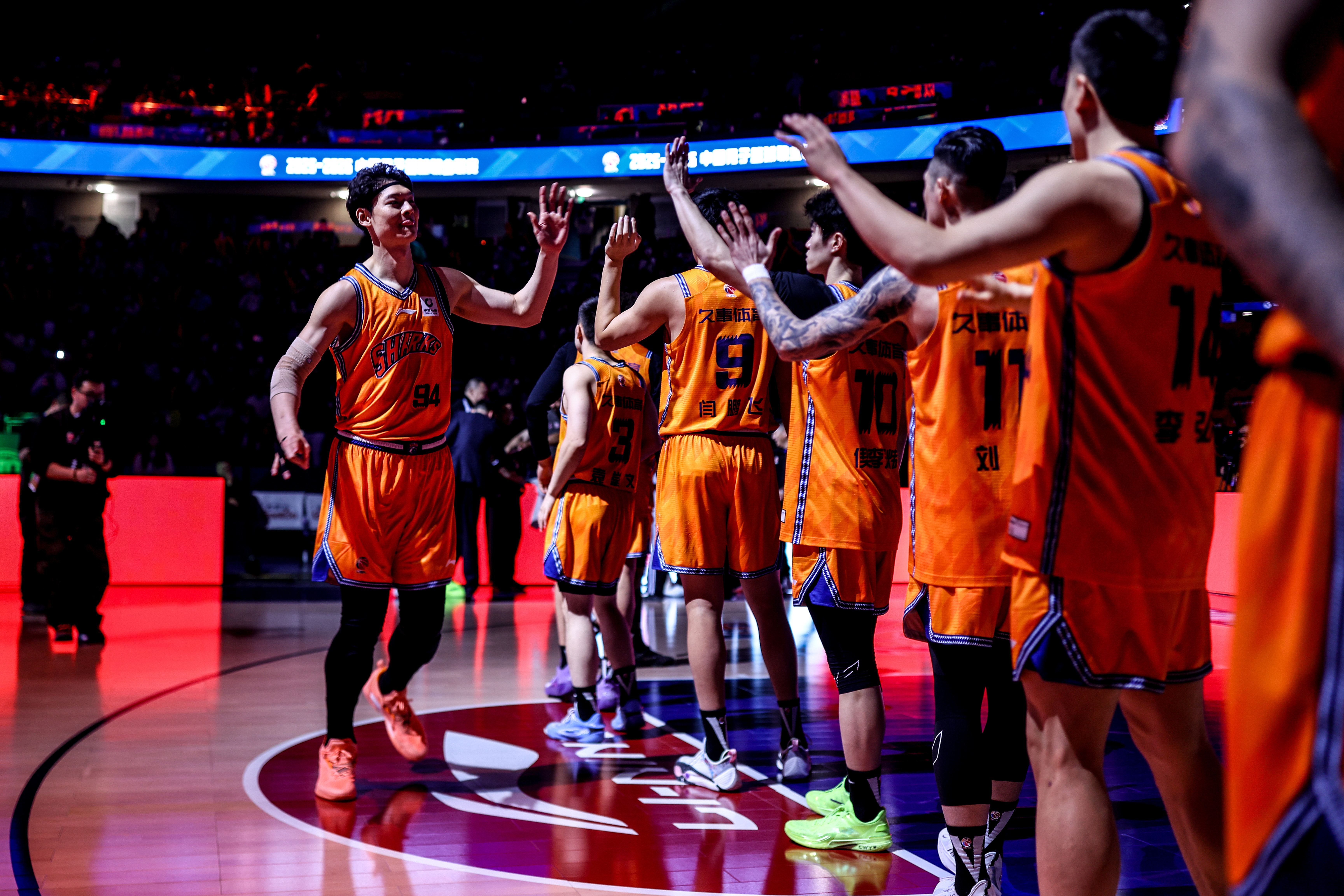 “希望自己和球队一切顺利，大家都远离伤病，健康地完成这个赛季，争取拿到一个好的成