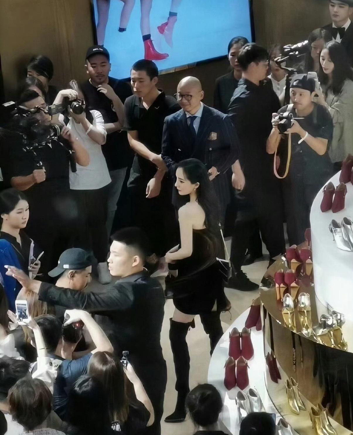杨幂当年同款过膝靴卖爆幂神伟大