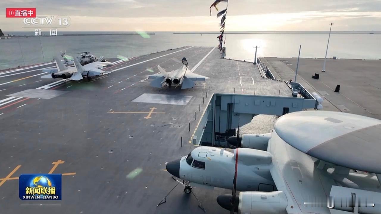 福建舰，四型舰载机同框了，这角度拍的没谁了，得劲儿啊！福建舰入列后，各种高清