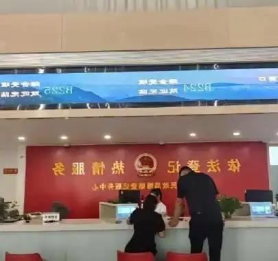 这就是命啊！3月5日，一对夫妻闹离婚去民政局，妻子突然不舒服，恶心呕吐，丈夫见状