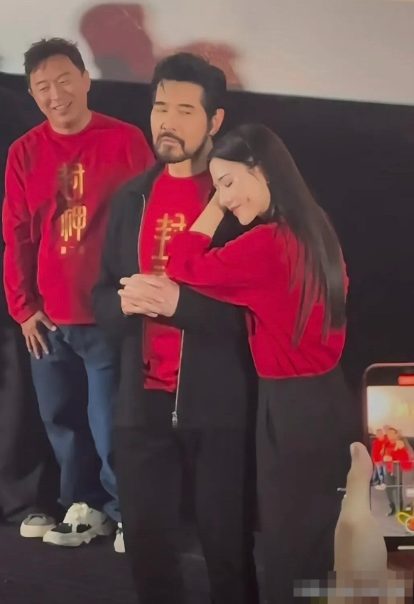 难怪费翔都64岁了，还一直单身着，旁边站着这么美的一个美女，他都是满脸的嫌弃。这