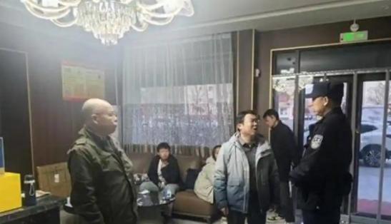 2026年7月，新疆，3名男子自驾出行，深夜抵达酒店，却发现只剩下一间客房，2名