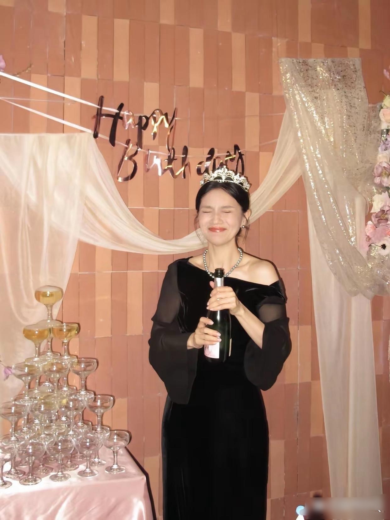 胡可过五十岁生日，一身赫本装打扮还挺显贵气端庄的。现在的她是很多人的羡慕对象吧，