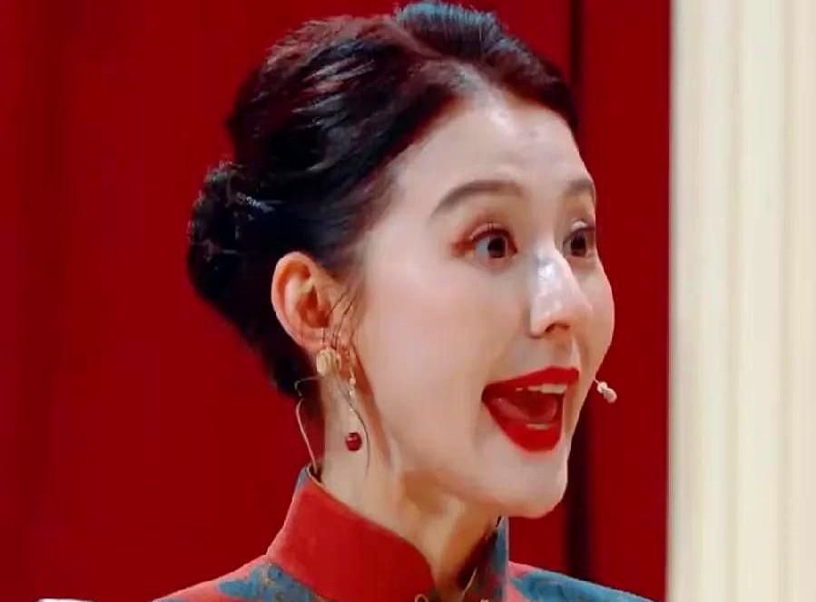 热依扎上《王牌对王牌》,全场笑点没炸,观众泪点先崩了。她不是不搞笑,是没把喜剧