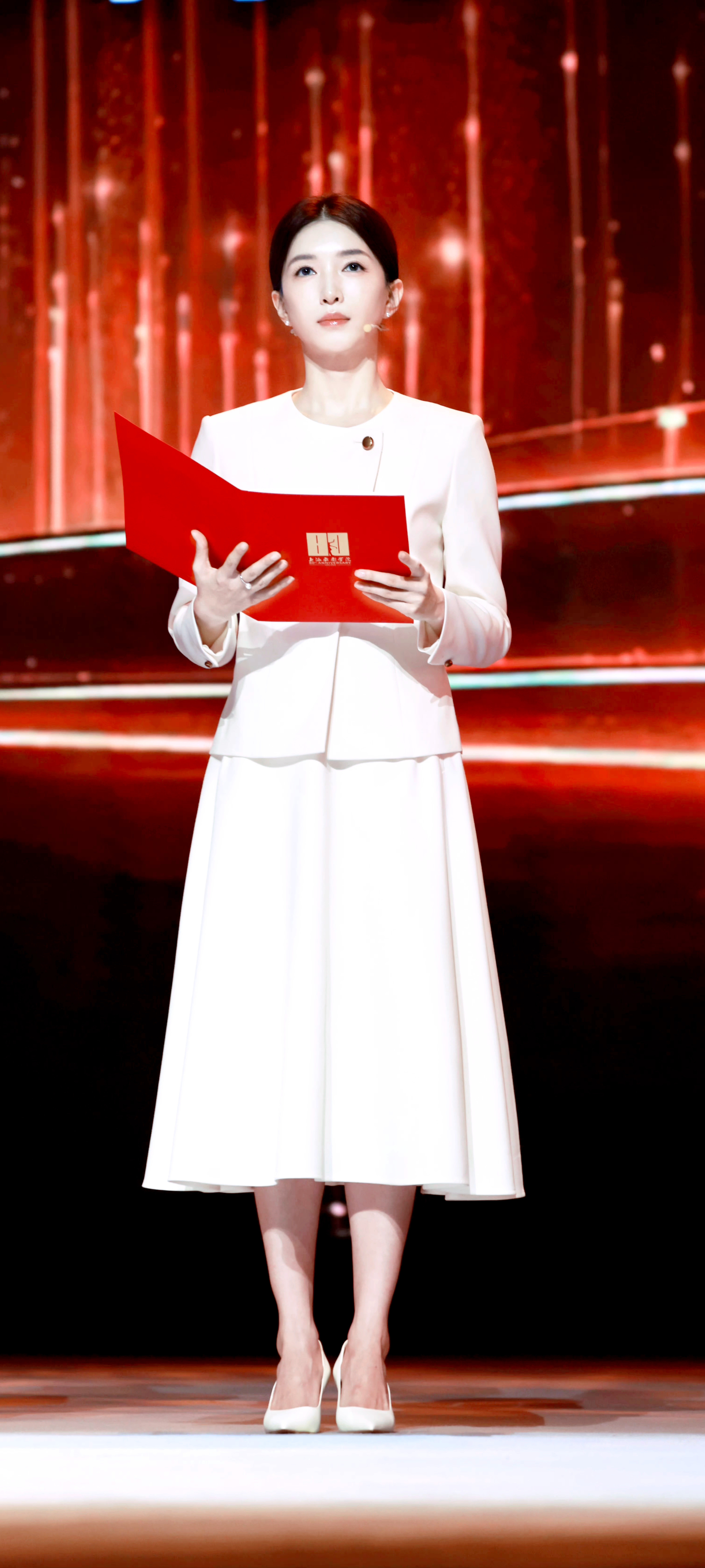 江疏影发型一换，气质完全变了