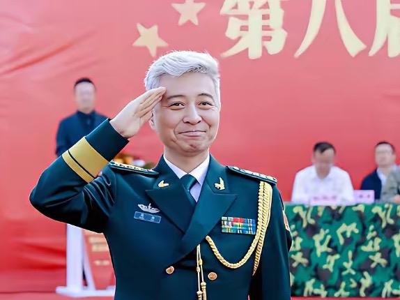 看着真让人心酸。才五十岁的年龄却像七十岁老人。满头的白发，满脆的皱纹。多