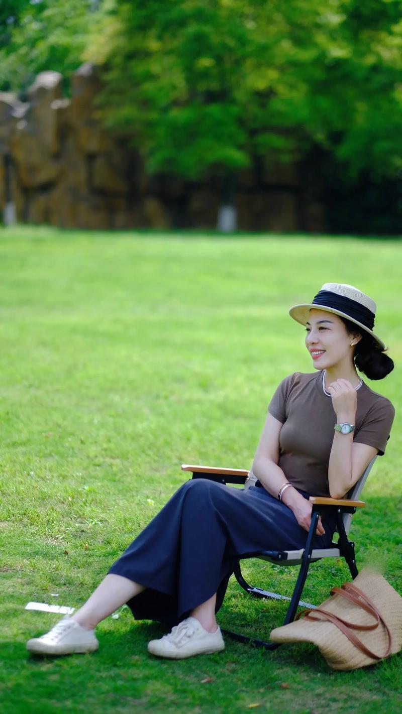 女人的一生，一晃就老了。突然发现，天真的少女，已经远去了，灵动的姑娘，已经告别了