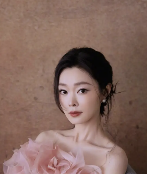 宋轶着鲜花抹胸裙，宛如粉玫瑰般婀娜多姿