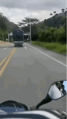 这个大货车司机肯定是睡着了，或喝酒了，不然绝对不会开沟里的啊！