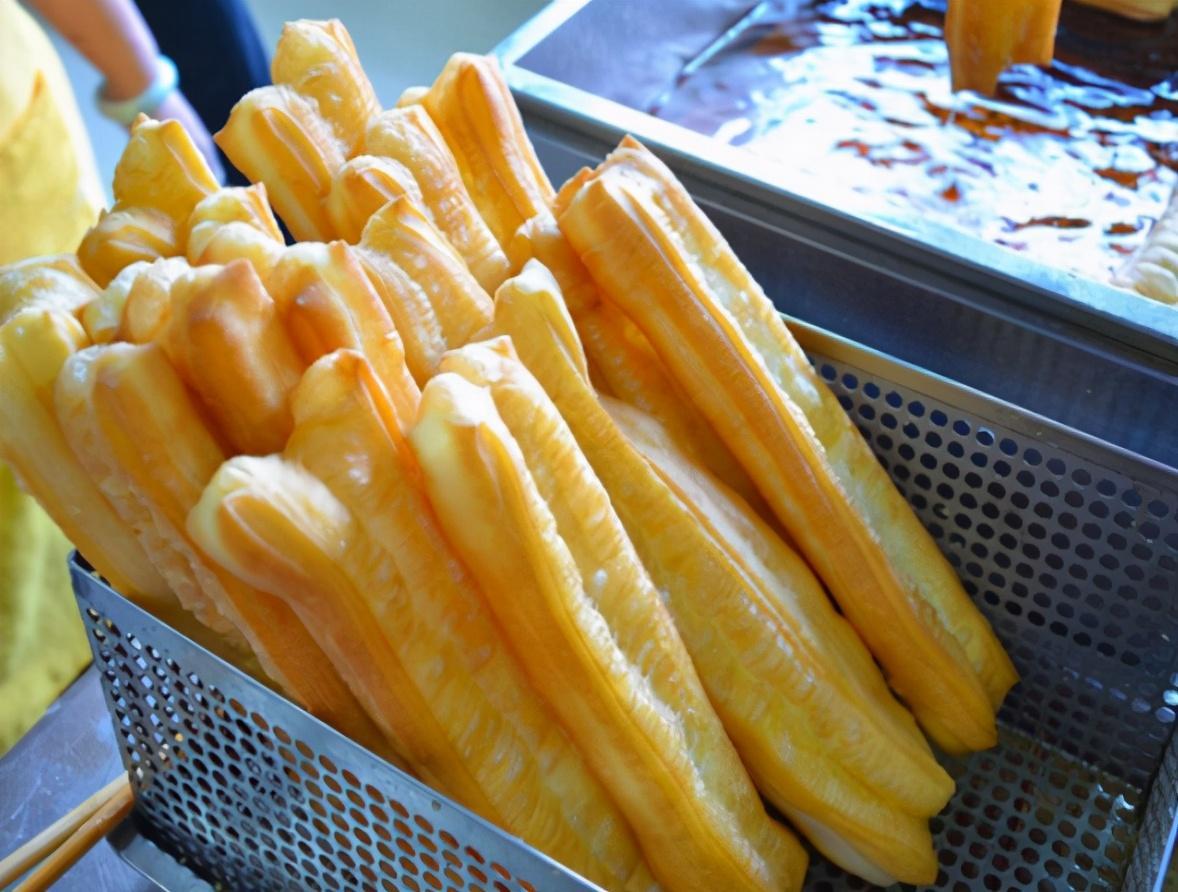 5种零食或在偷偷“摧毁”你的胰腺，劝告：不管男女，都要少吃！30岁小伙每天吃零