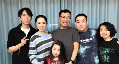 董璇一家三口回黑龙江，张维伊戴着耳环手链，打扮得比董璇还精致时髦！