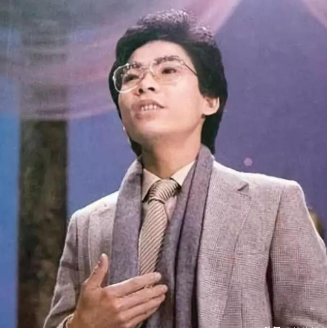 1984年，歌手张明敏得知我国举办亚运会的经费，还差了6亿的缺口时，毅然决然的卖