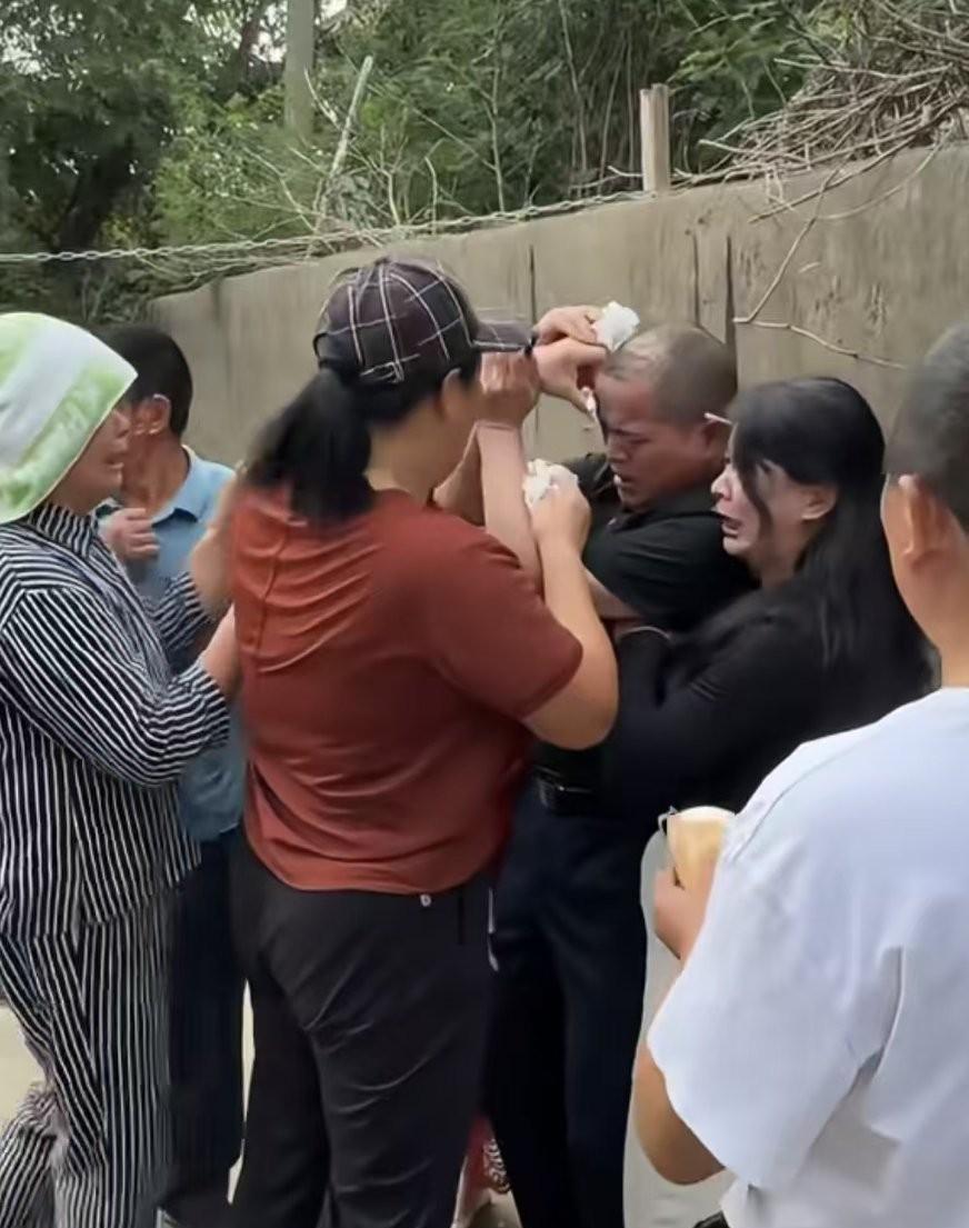 大喜日子老丈人被炮仗崩到头了，这喜酒可怎么喝？芜湖某地一户人家嫁女，新娘子跟喜