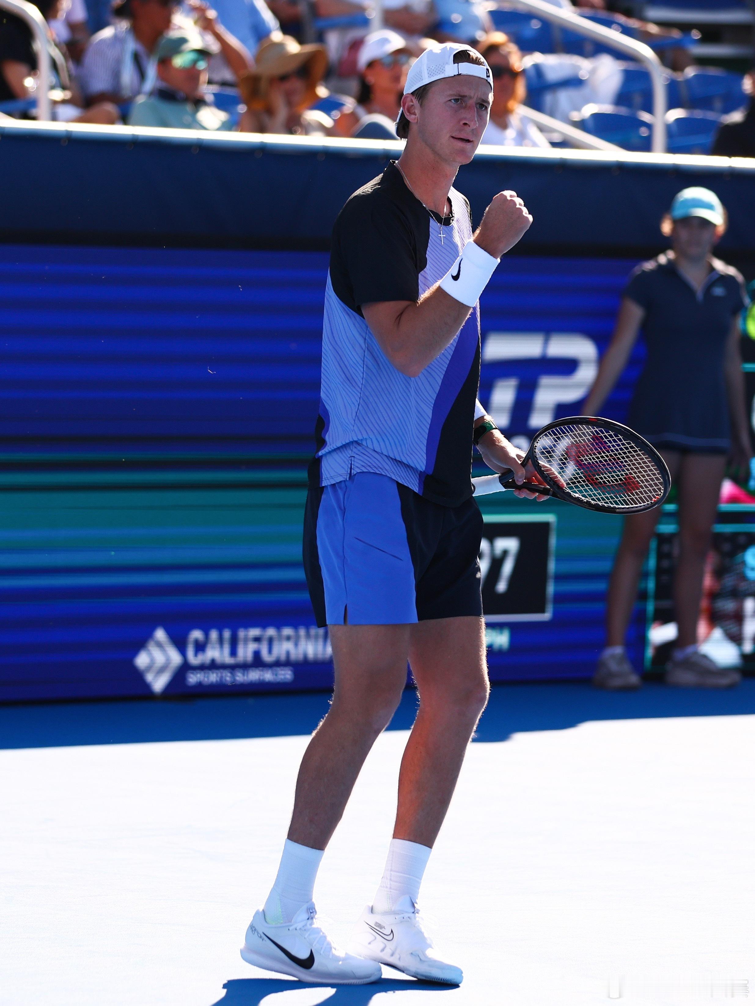 ATP250德拉海滩网球公开赛决赛，科达以6-4赢下首盘，大比分1-0领先保罗。