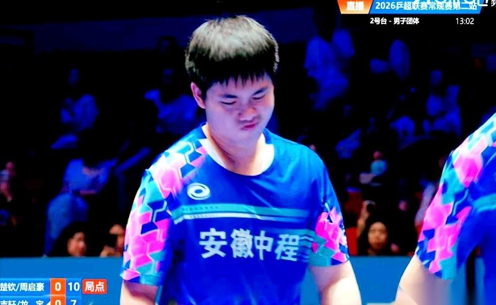 一天之内连撞两次同一块铁板，是什么滋味？单打赛场刚被王楚钦3:0剃了光头，转头站