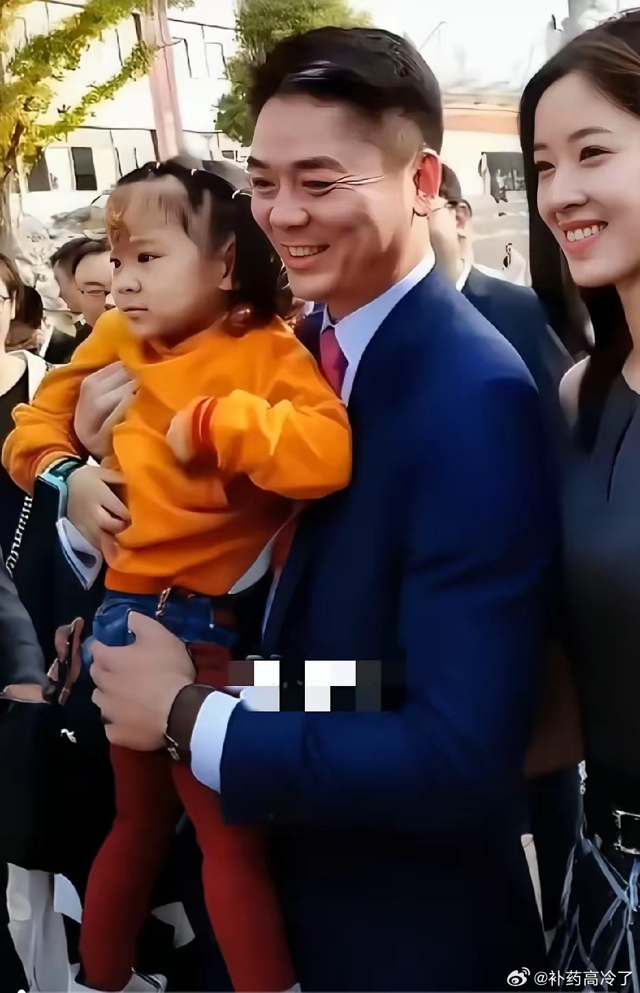 当年，刘强东、章泽天夫妇抱着大女儿回到江苏宿迁老家时的一幕，女儿长得像父亲刘强东