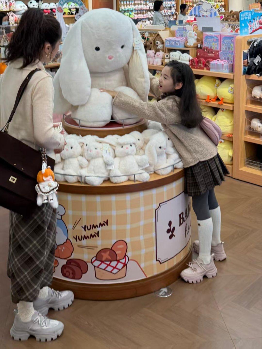 小酒窝是名创野生NPC吧！看到可爱东西就走不动道，对着时团立牌疯狂贴贴，挑同款时