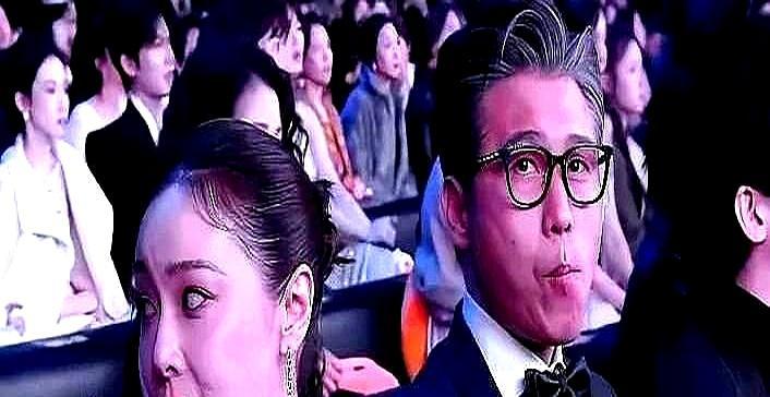 微博之夜全场最贵的饼干，是高叶从手包里摸出来的那块。她撕开包装，掰了一半给